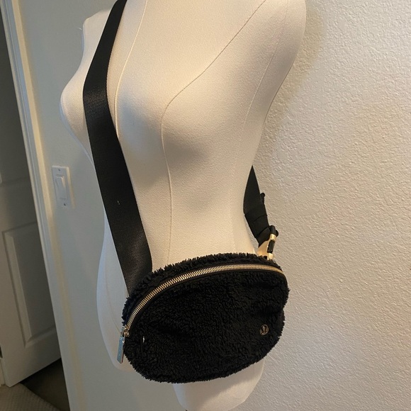 lululemon athletica Black Fleece Crossbody Bag - Picture 8 of 12